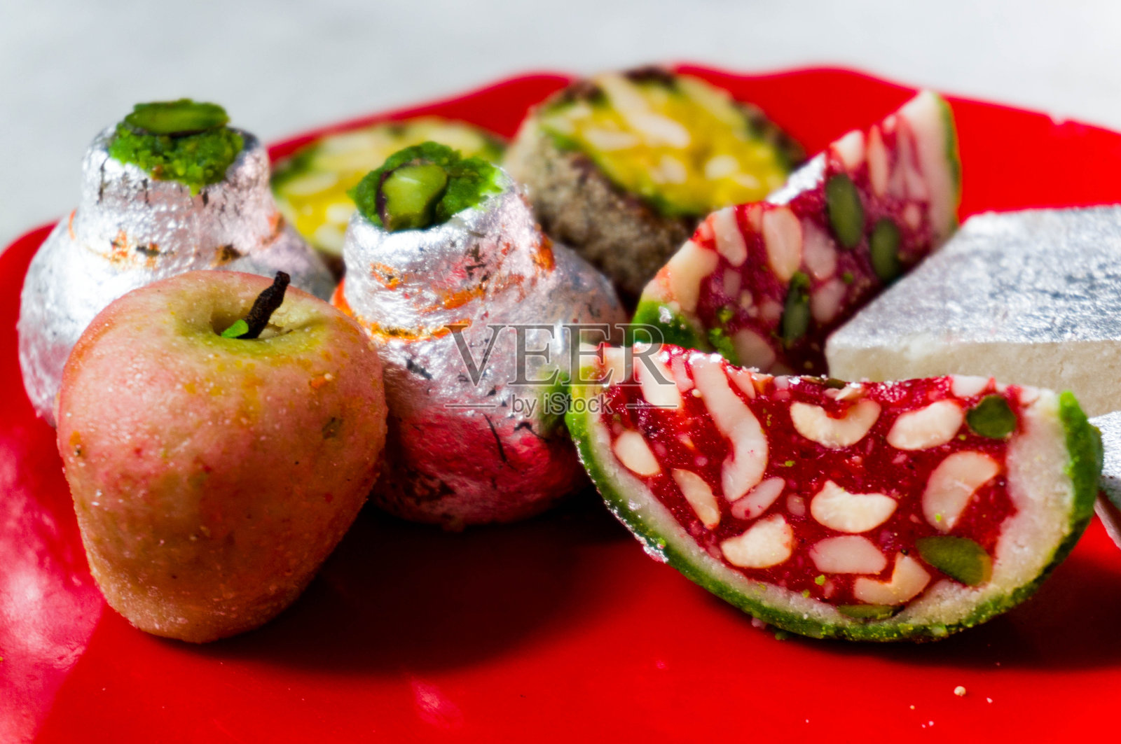 装饰成水果形状的印度糖果照片摄影图片