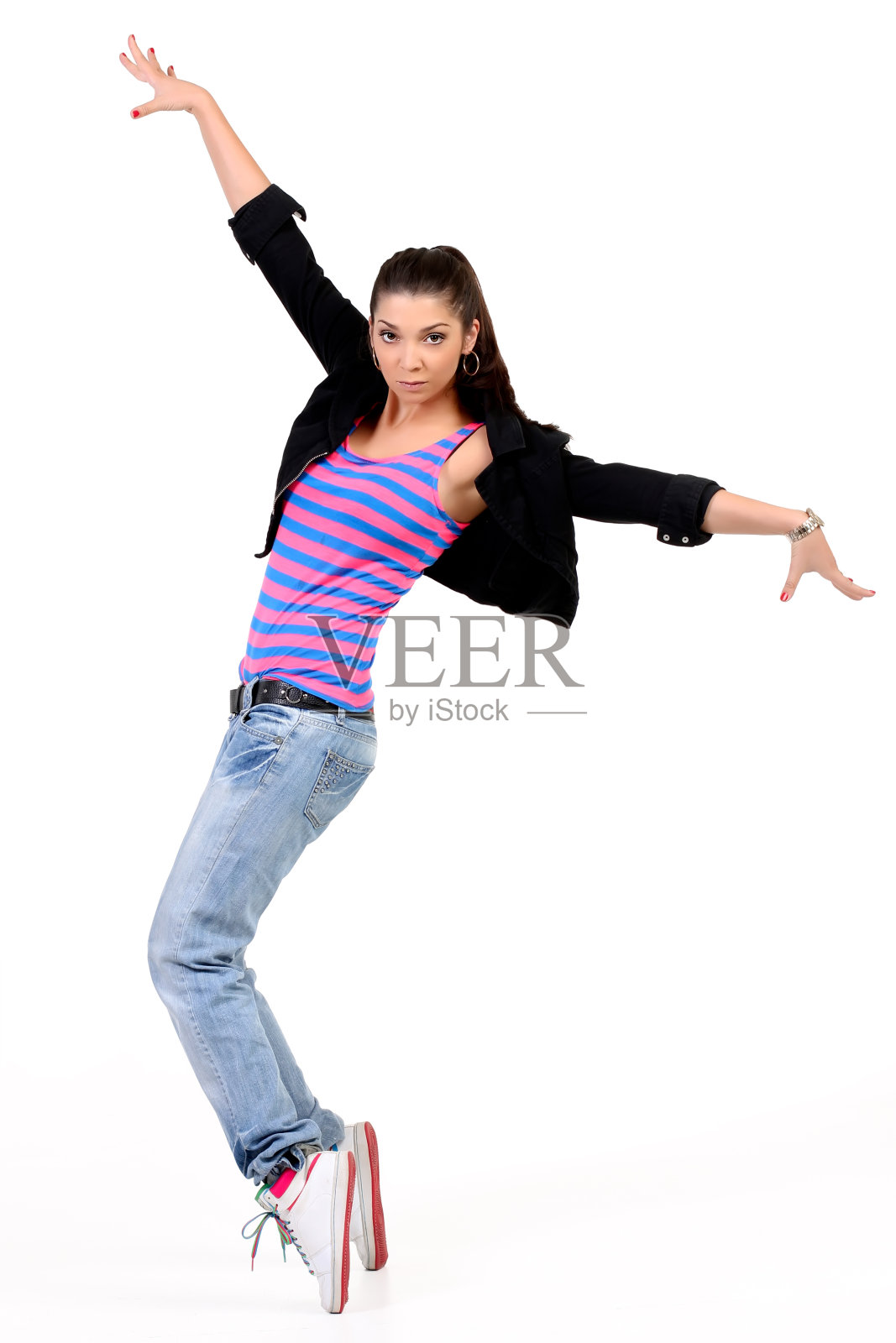 年轻迷人的黑发女子在嘻哈装照片摄影图片