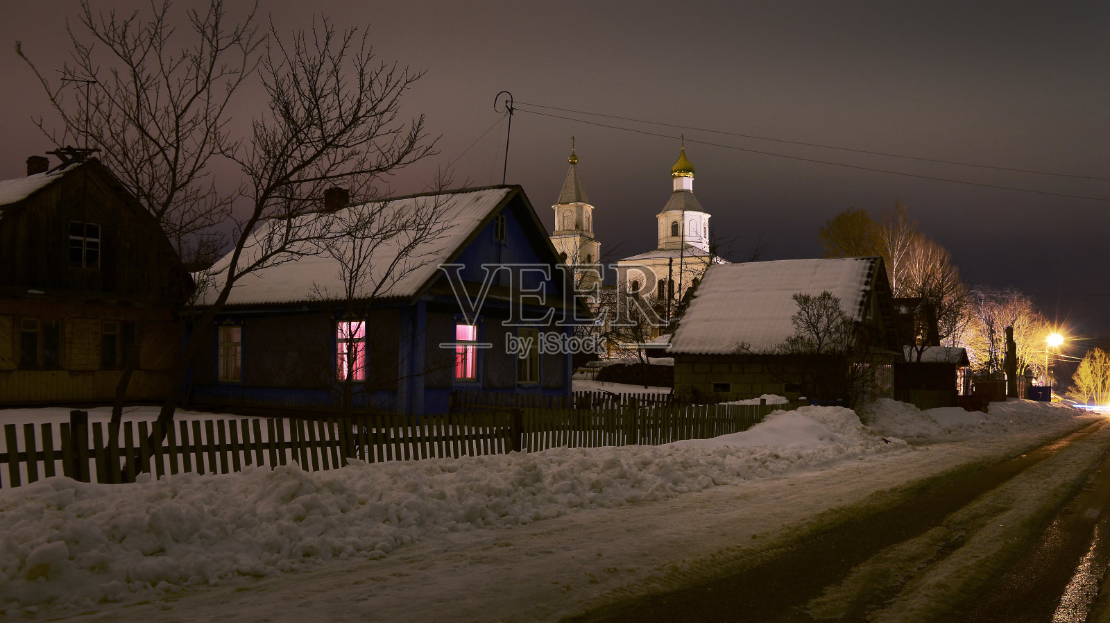 木屋，窗户上有一盏灯。照片摄影图片