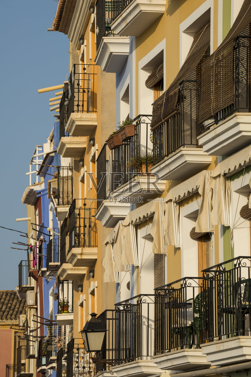 住宅楼仰天俯视照片摄影图片