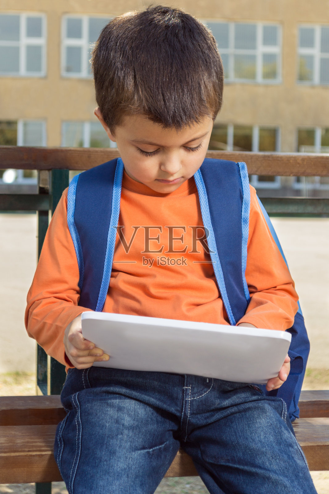 一个第一天上学就用平板电脑的小男孩照片摄影图片