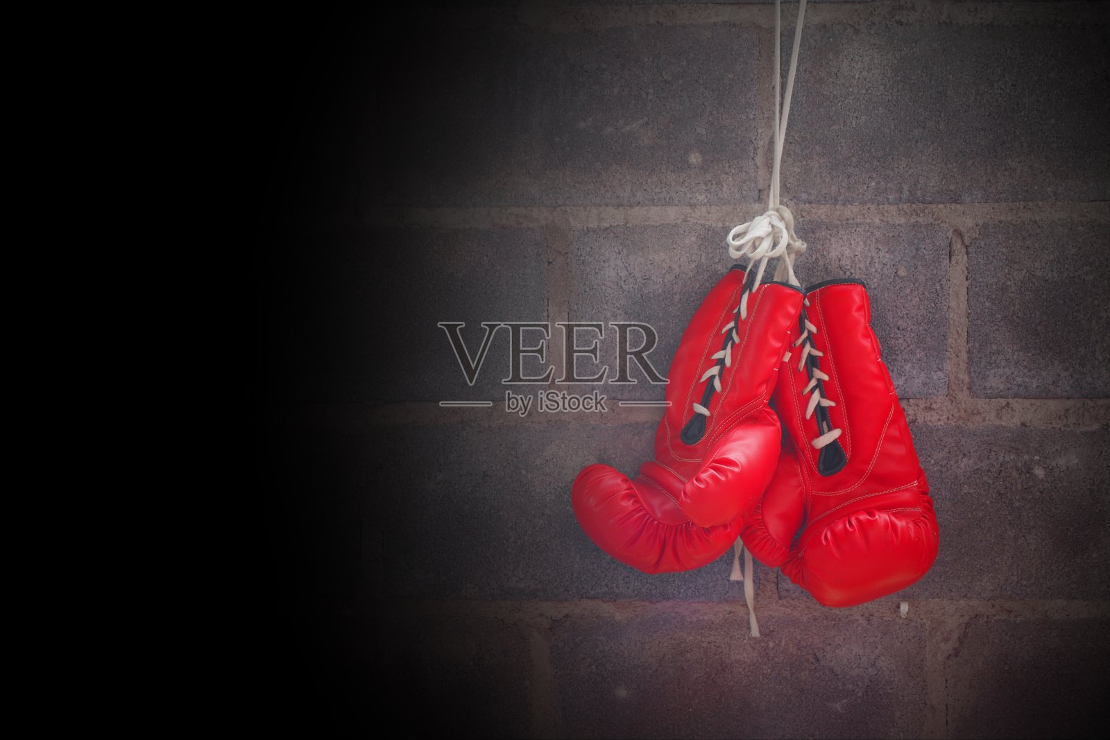 红色的拳击手套。照片摄影图片