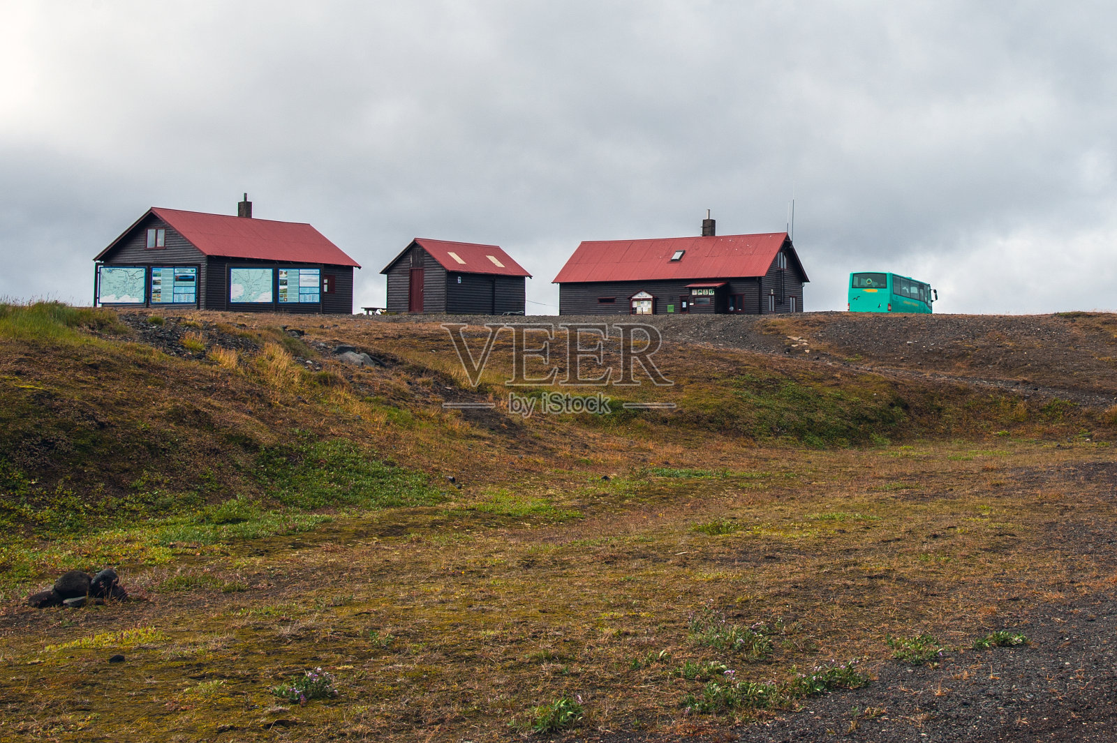 冰岛，通过荒野高原照片摄影图片