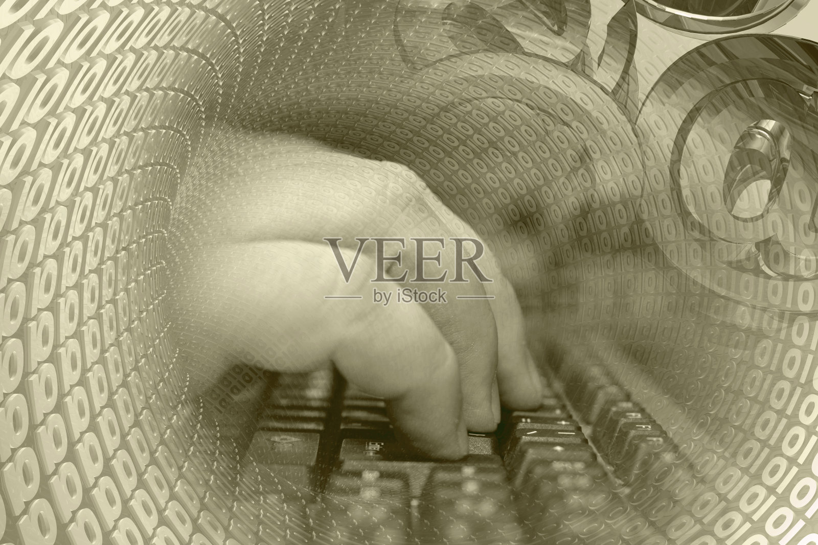 手放在键盘上照片摄影图片