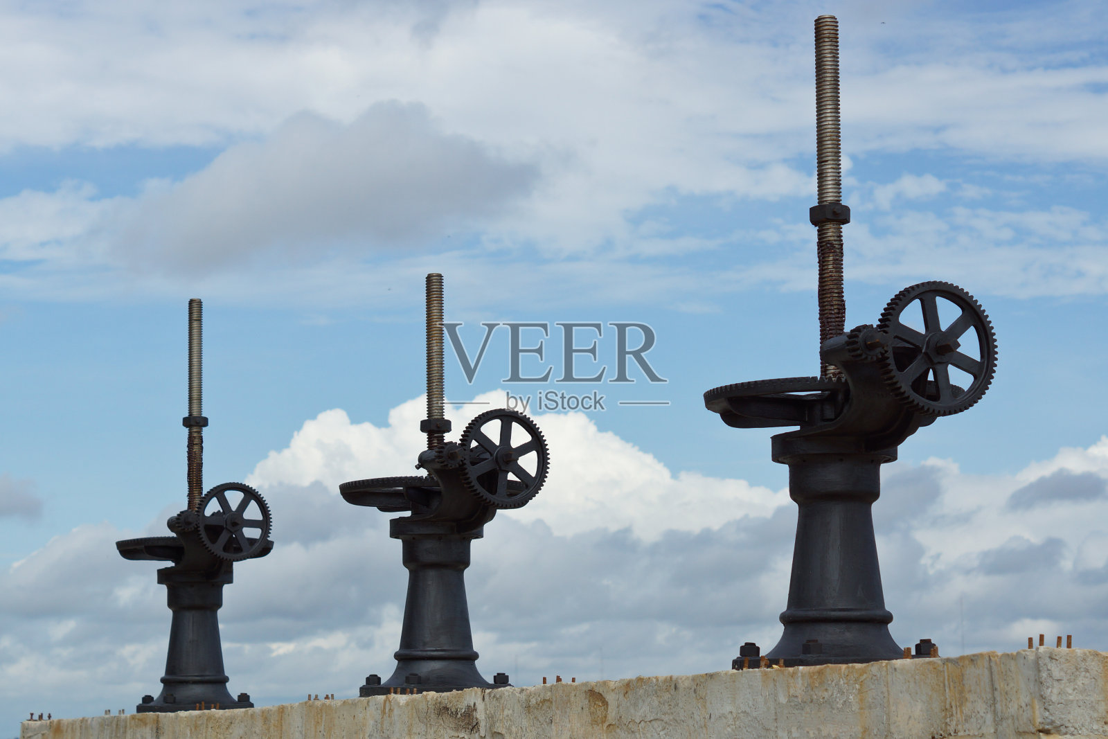 三闸门灌溉渠照片摄影图片