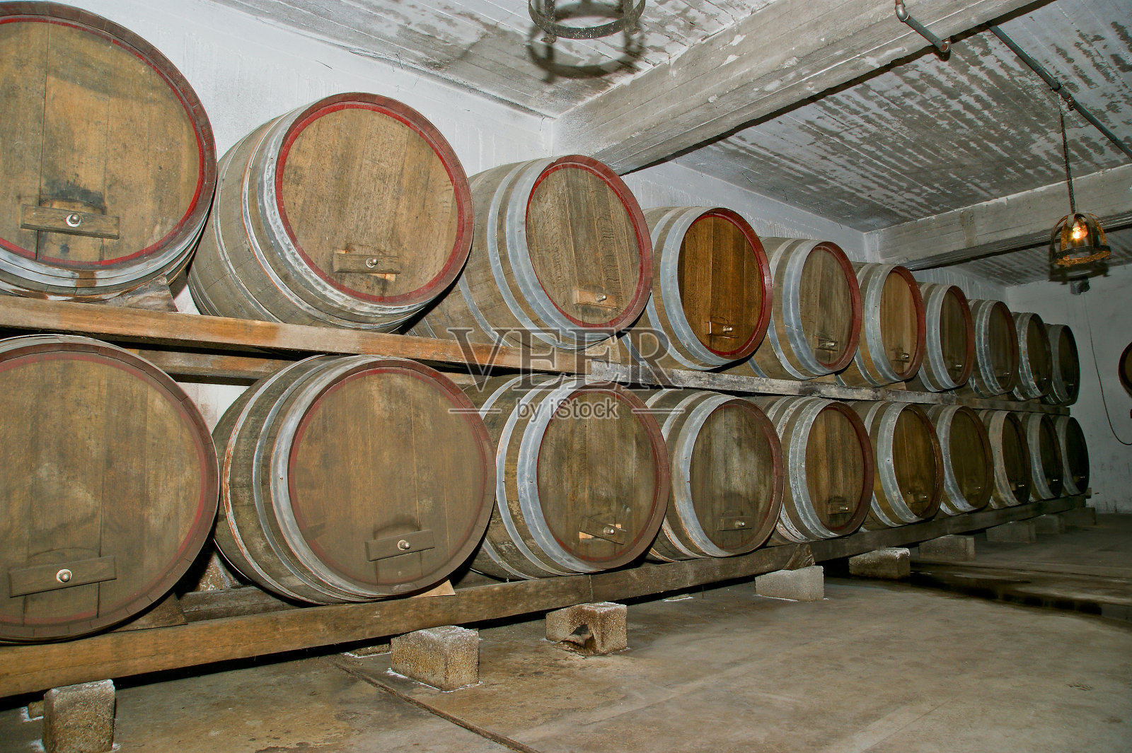 橡木桶，葡萄酒在酿酒厂中成熟照片摄影图片