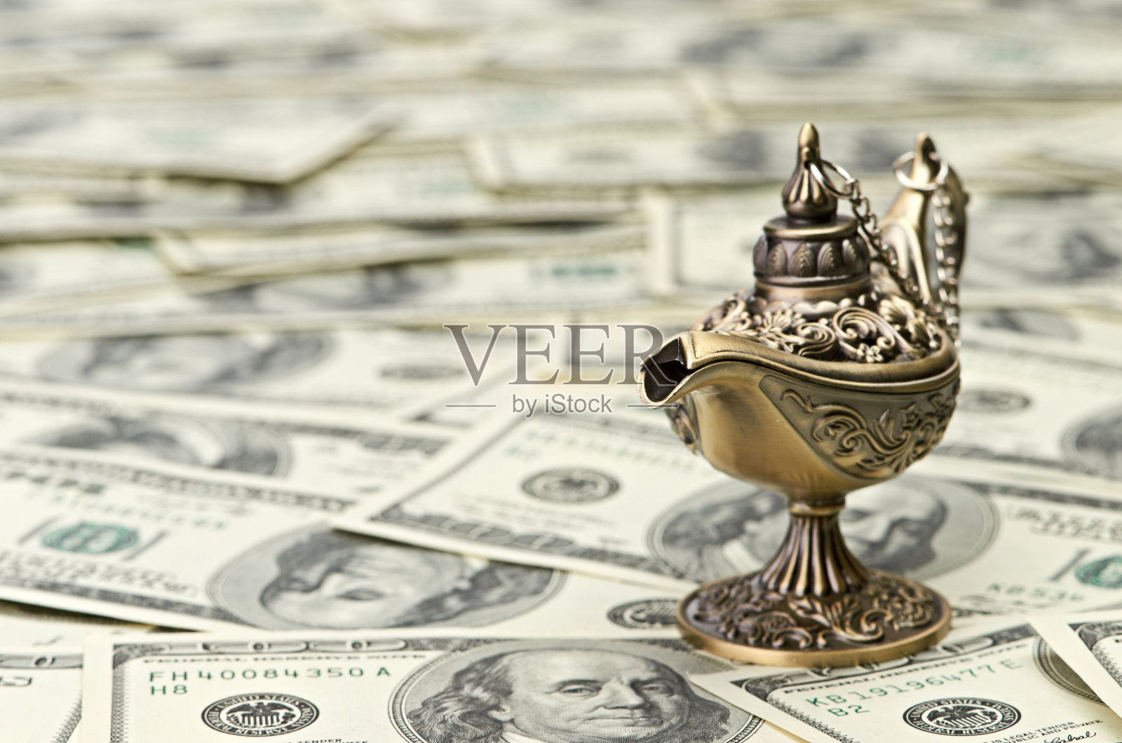 以美元为背景的阿拉丁灯照片摄影图片