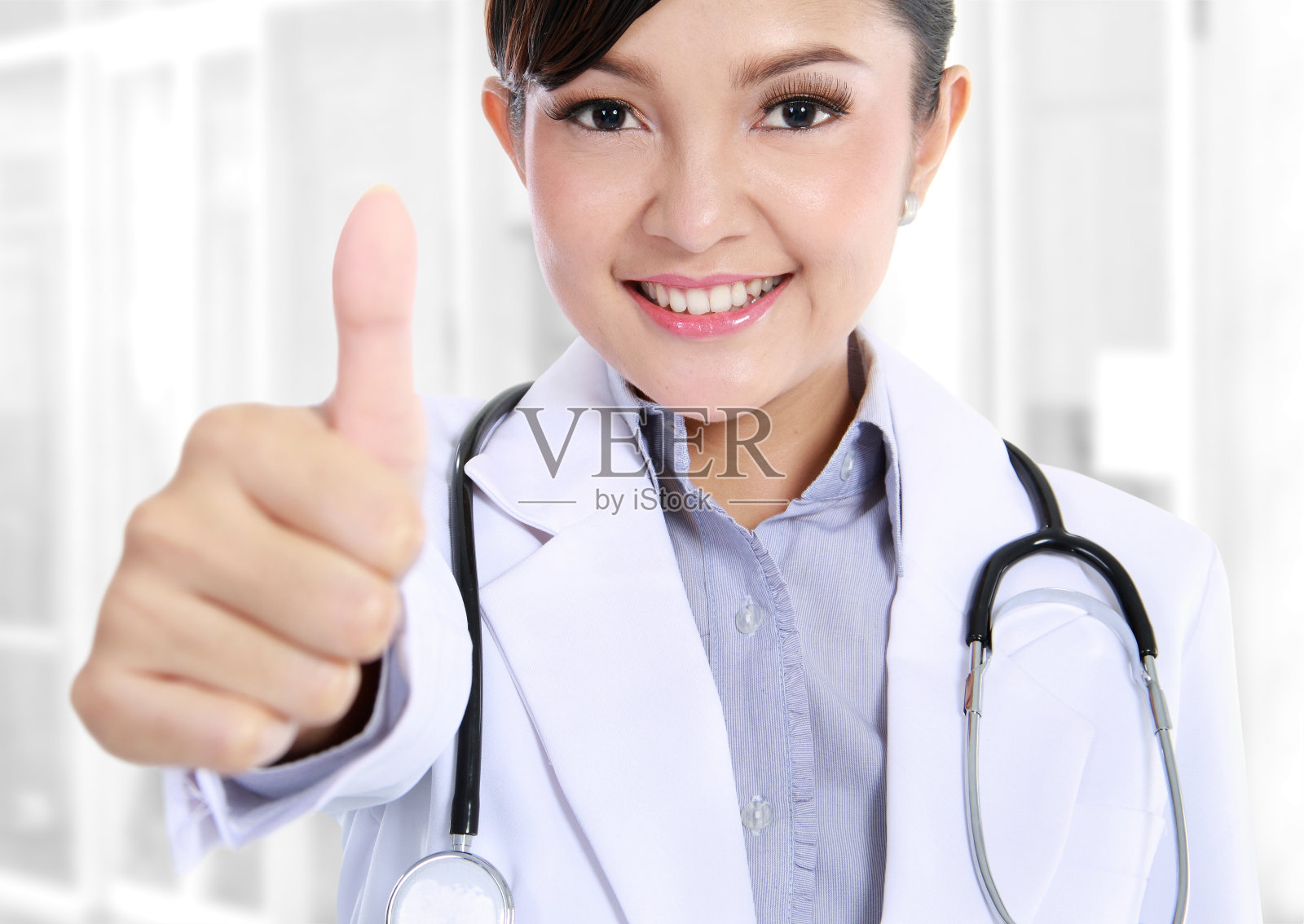 亚洲医生表现出良好的姿态照片摄影图片