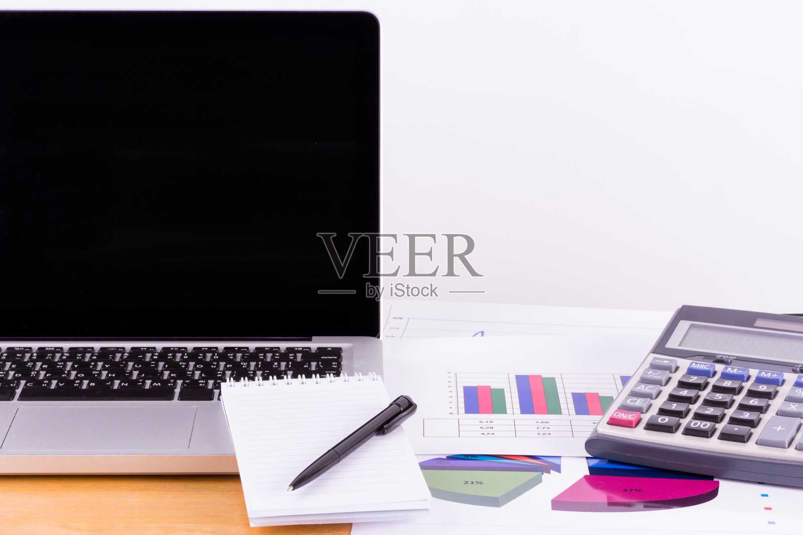 桌上放着空白记事本和笔记本电脑照片摄影图片