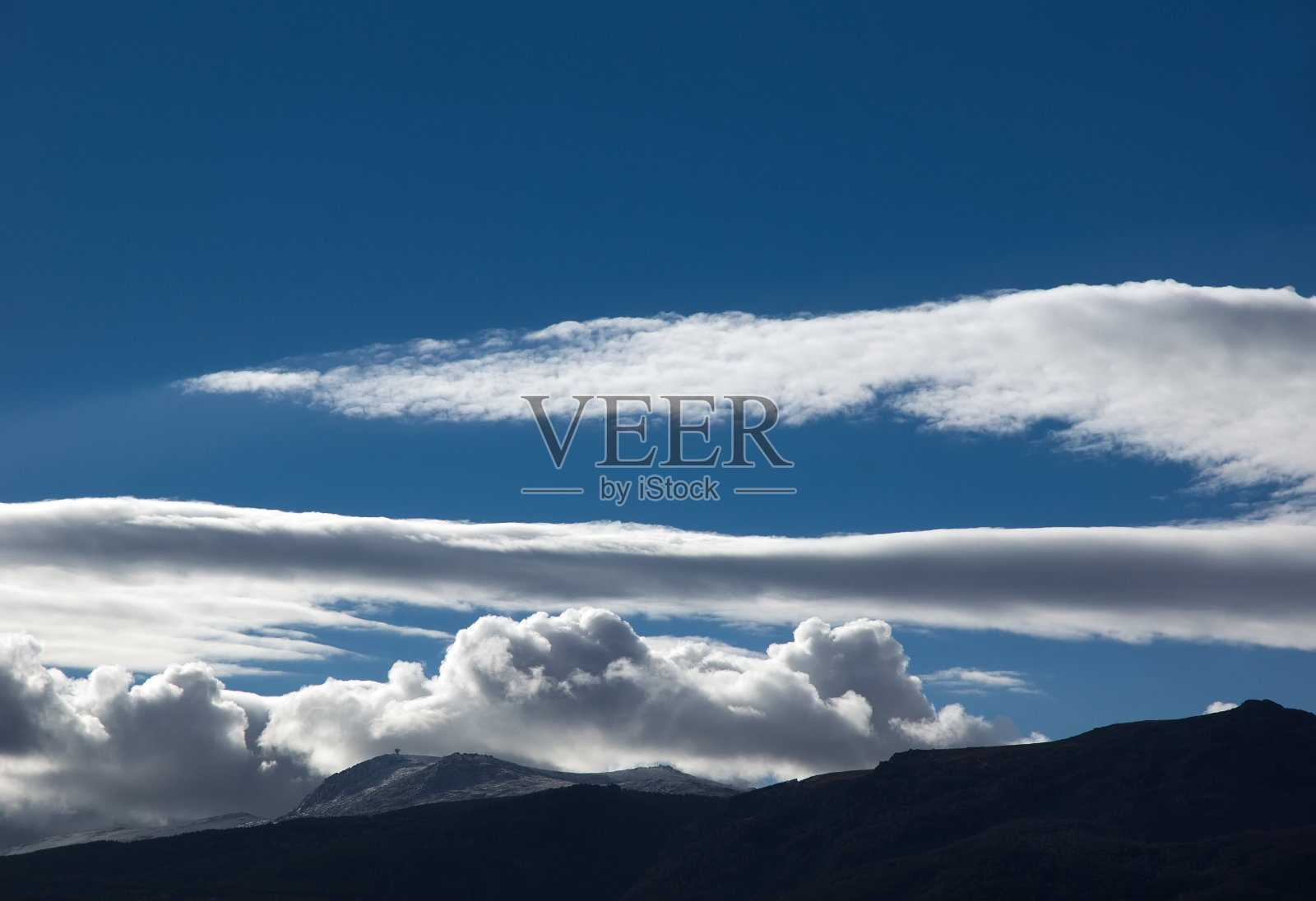 云在山上照片摄影图片