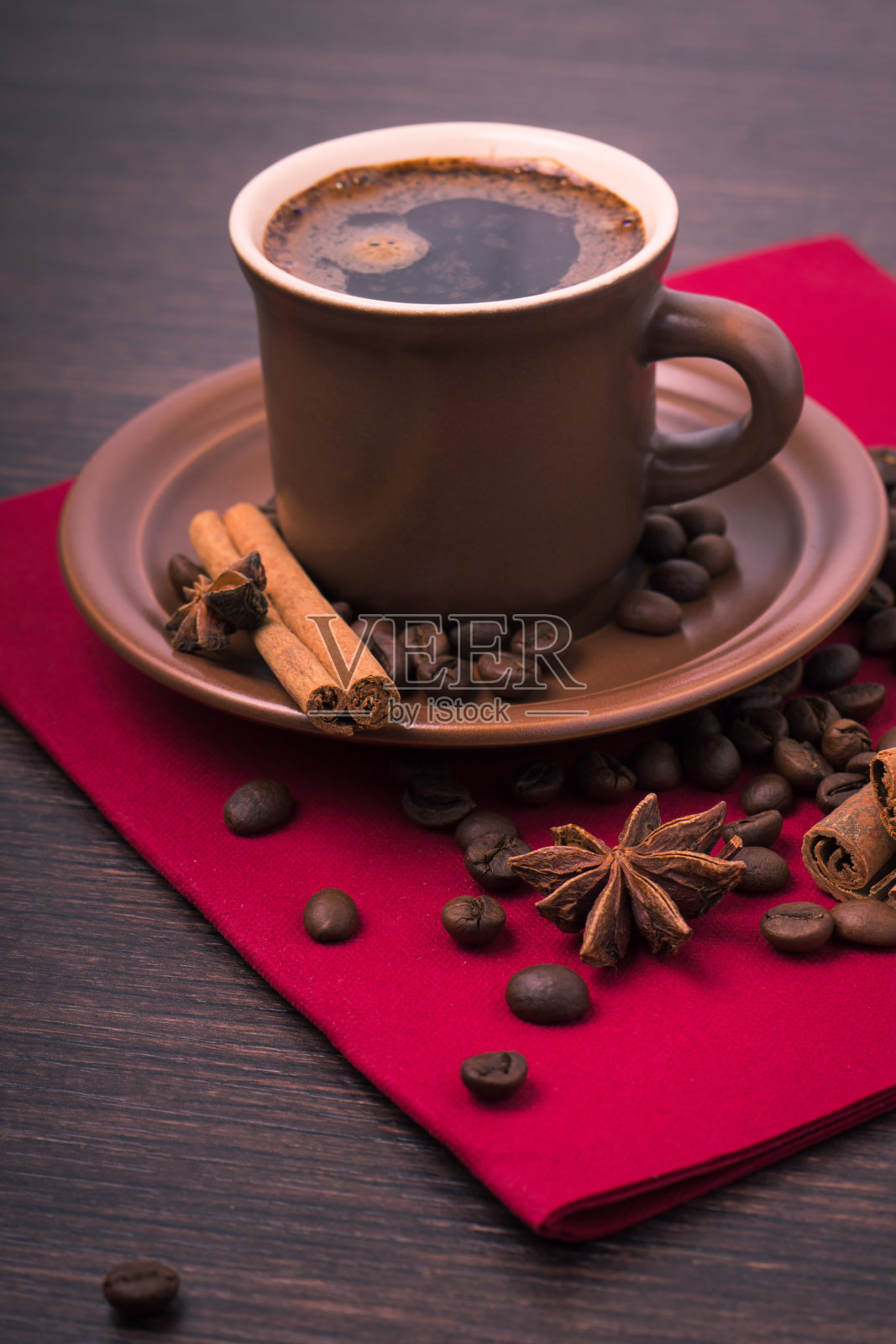红餐巾上放着香料的咖啡照片摄影图片