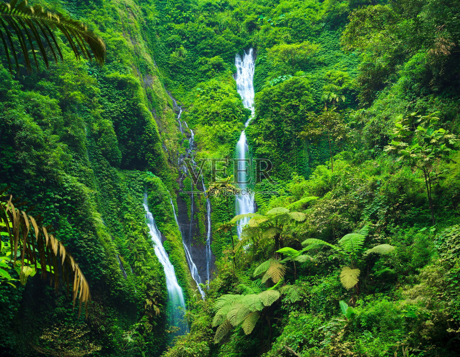 马达卡里普拉瀑布，东爪哇，印度尼西亚照片摄影图片