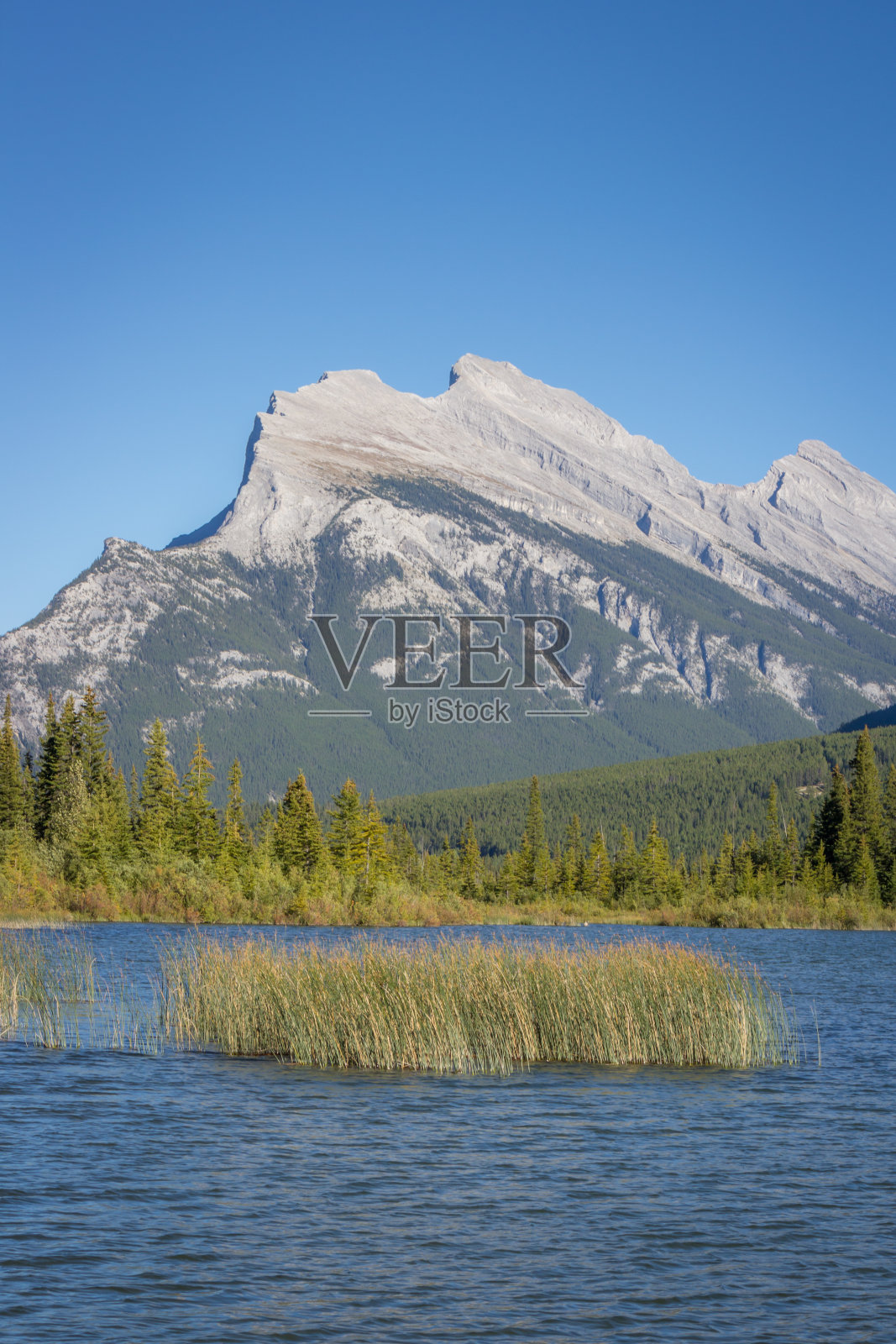 朱红色的湖泊照片摄影图片