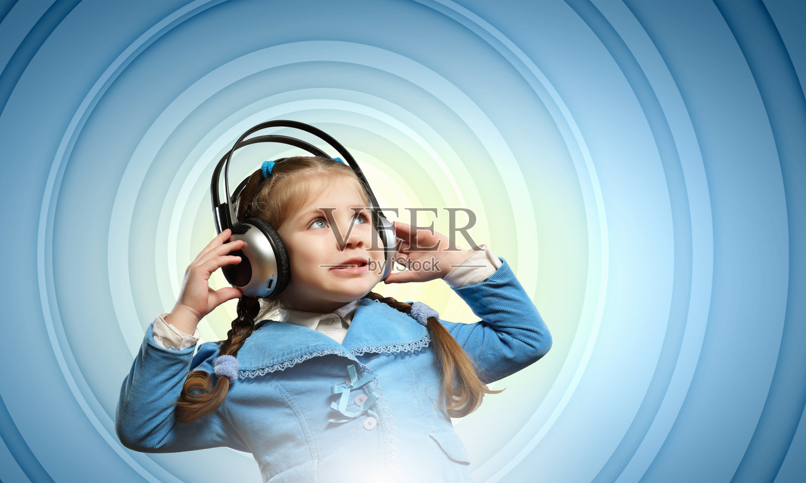 戴耳机的小女孩照片摄影图片