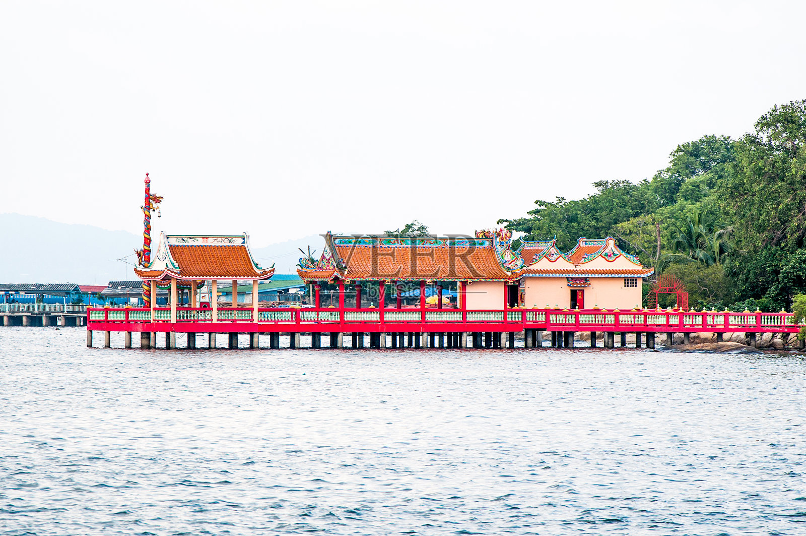 寺庙一直延伸到大海照片摄影图片