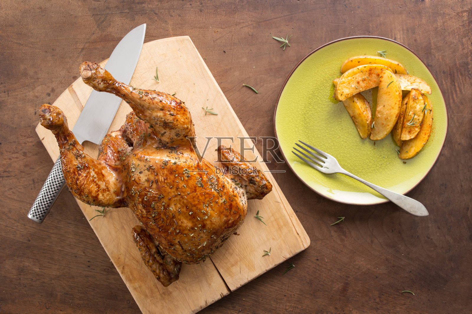 整只烤鸡放在木桌上照片摄影图片