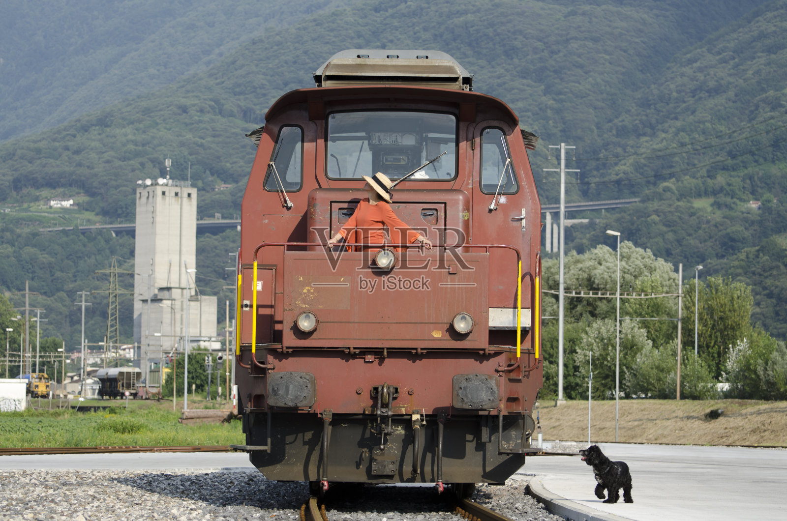 快乐的女人站在火车上照片摄影图片