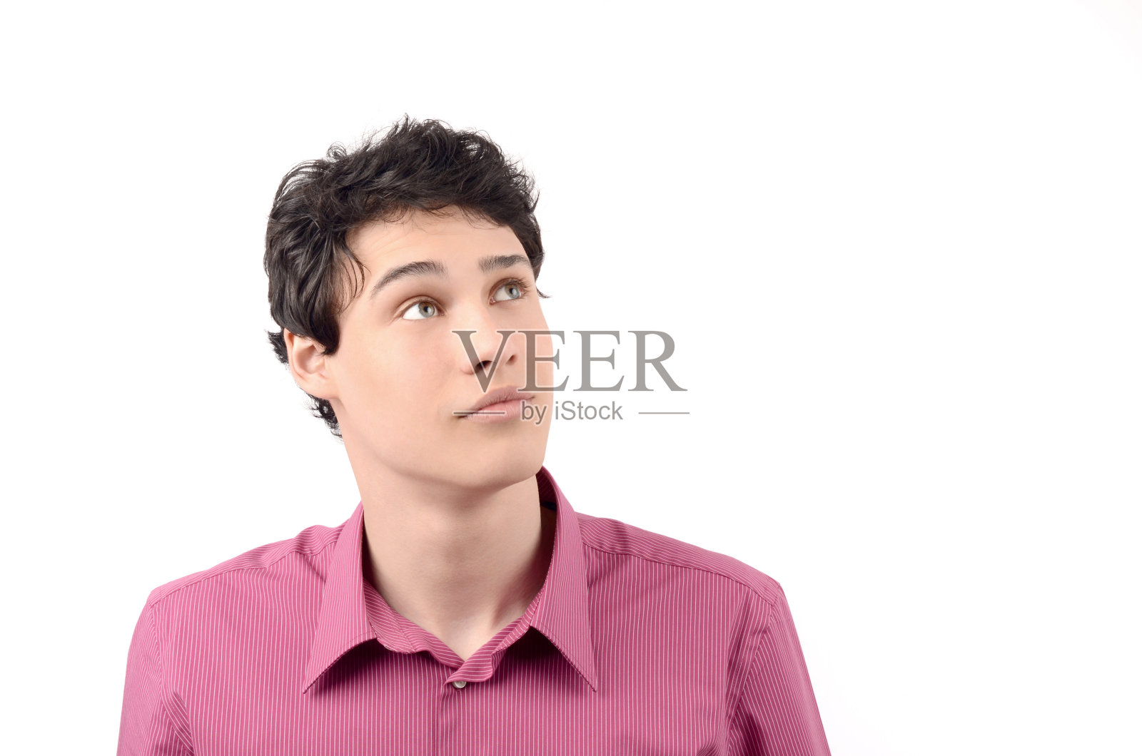 年轻的商人抬头看。照片摄影图片