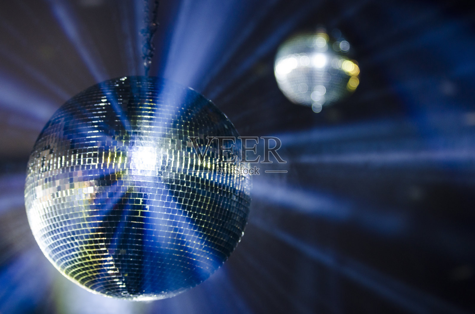 两个带有蓝色和金色灯光的迪斯科球照片摄影图片