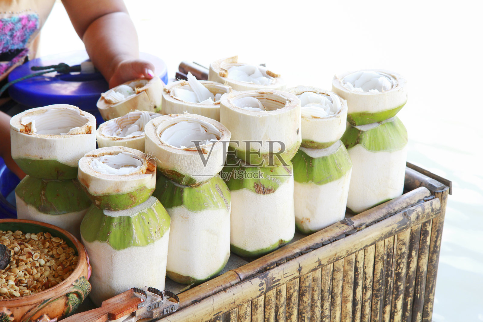 椰子冰淇淋加坚果照片摄影图片