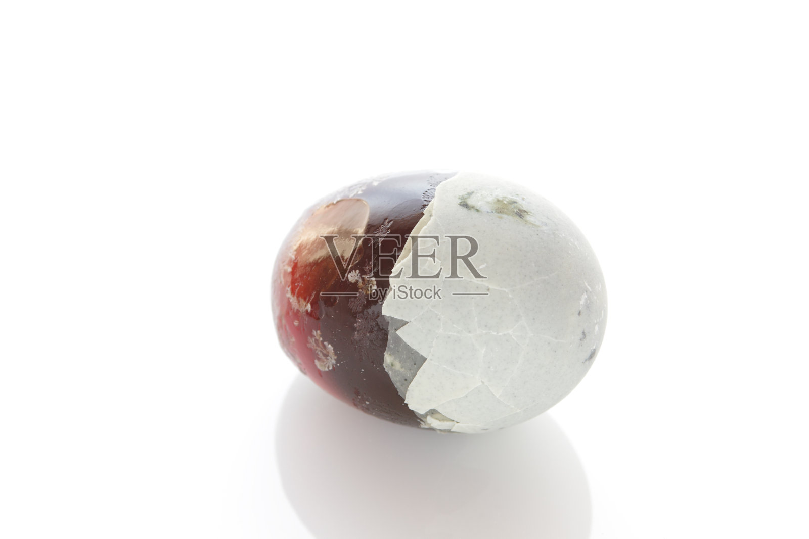 千年鸭蛋，部分剥皮蛋壳照片摄影图片