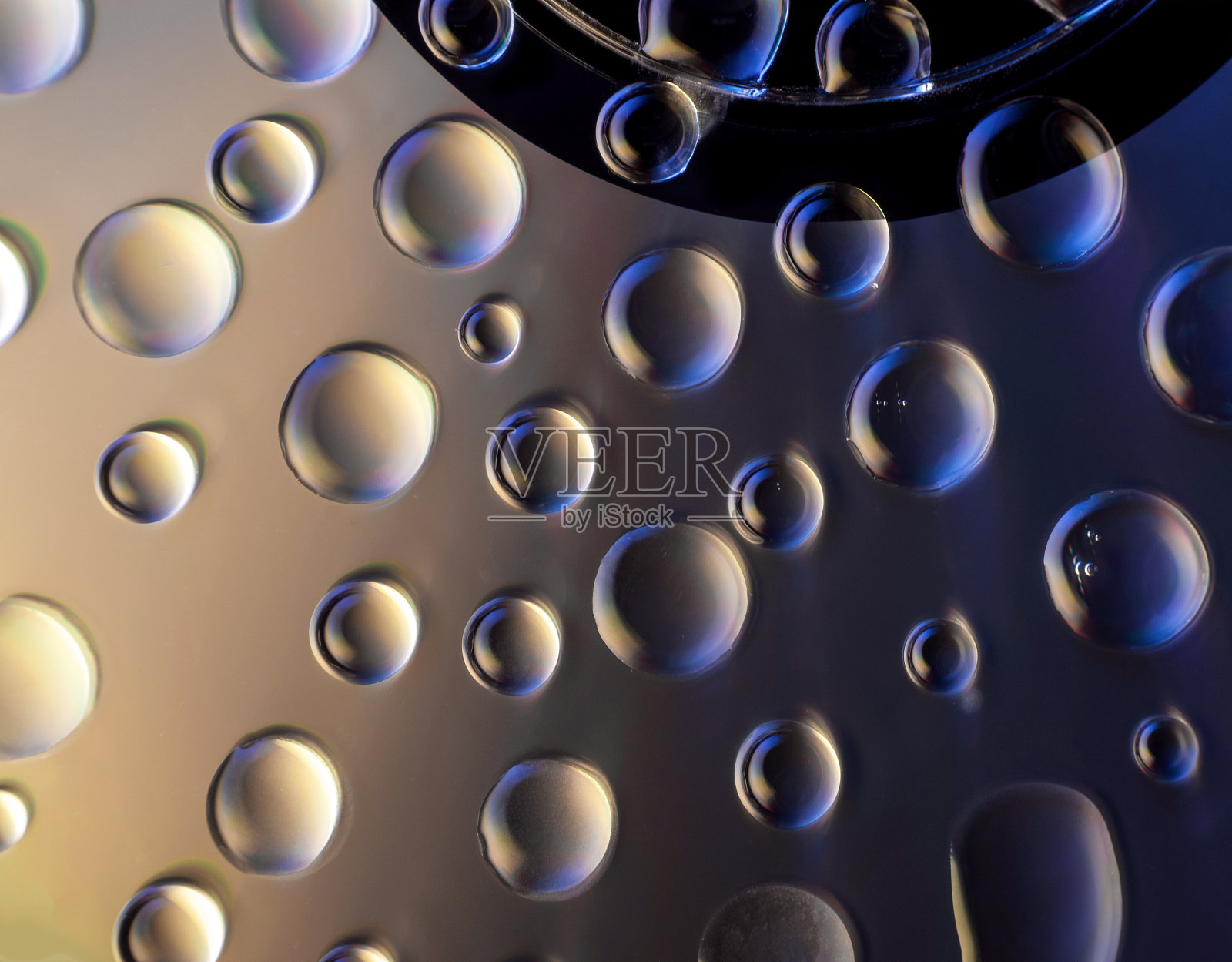 多色CD微距与水滴在上面照片摄影图片