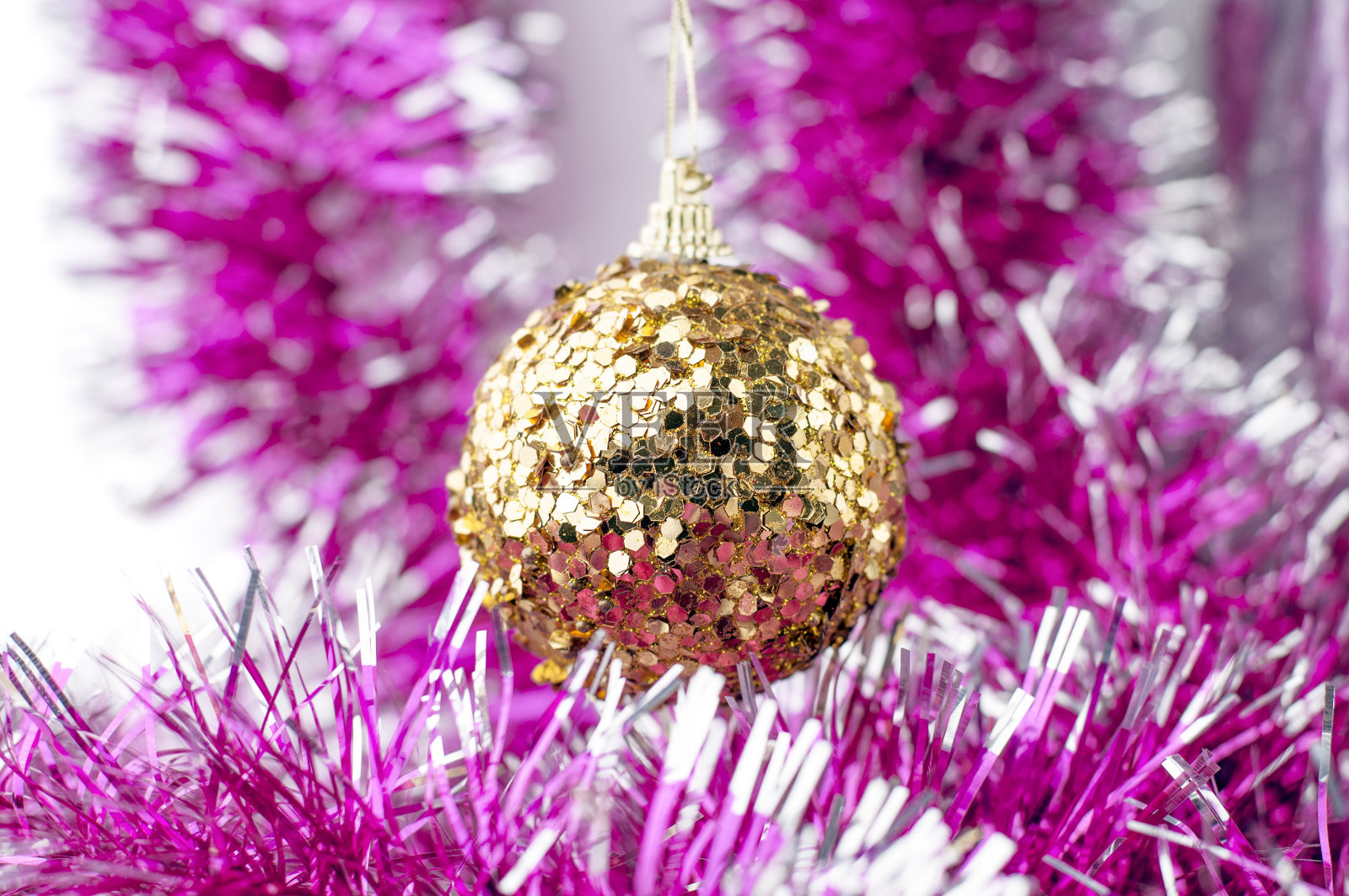 黄色的圣诞球在紫色美丽的装饰背景上照片摄影图片