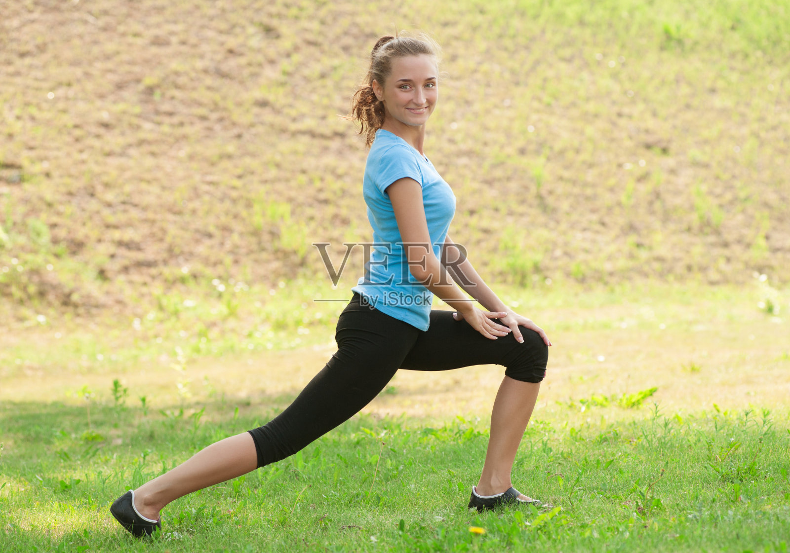 做伸展运动的女人照片摄影图片