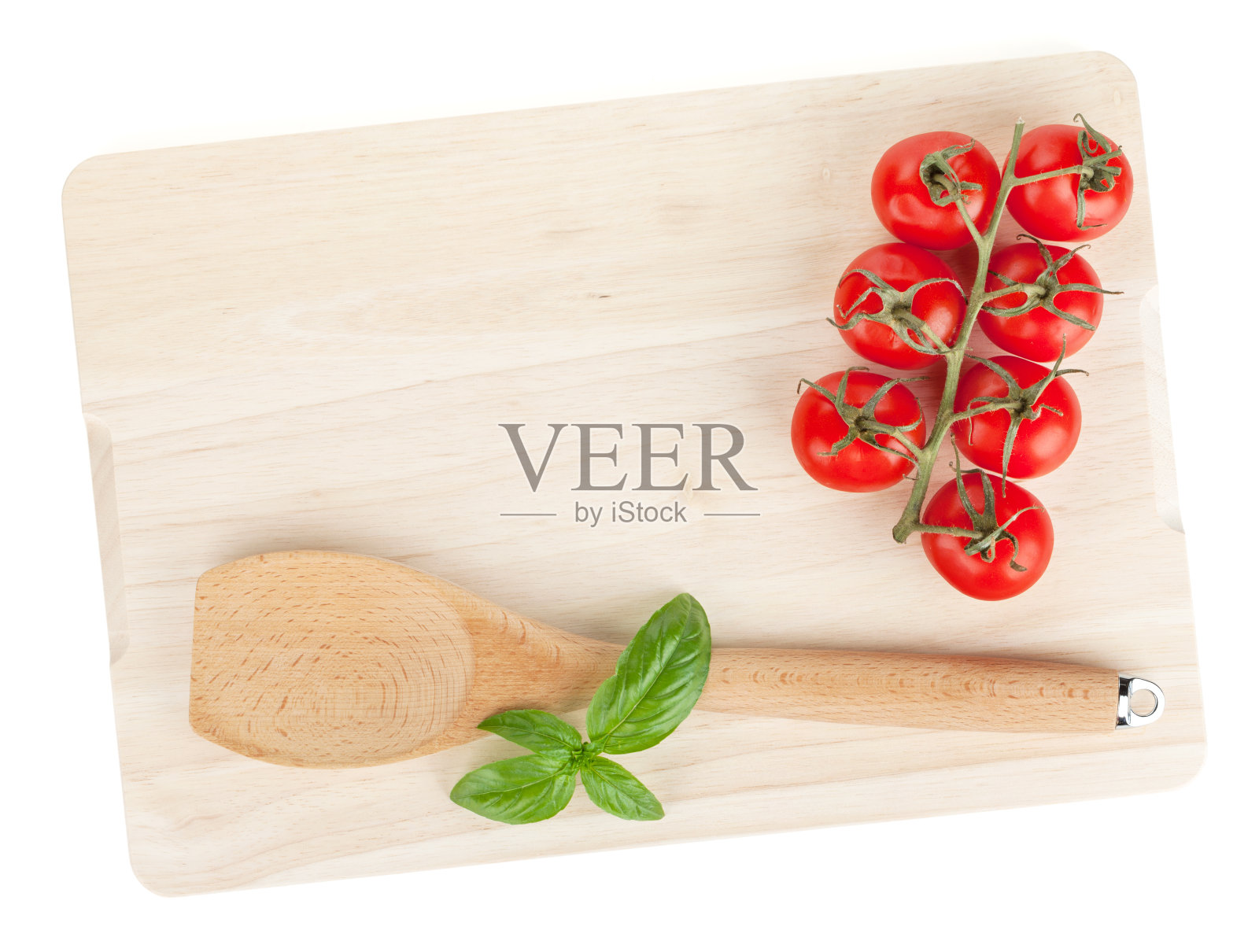 烹饪用具和番茄和罗勒，放在砧板上照片摄影图片