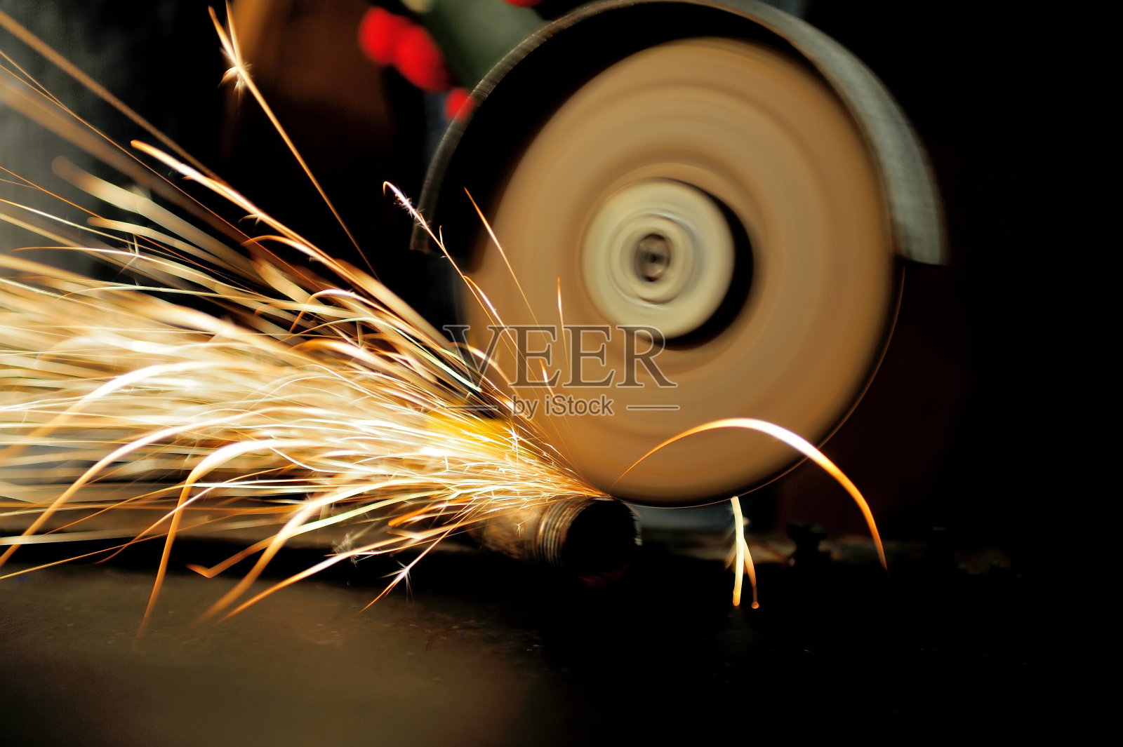 工人用磨床切割金属照片摄影图片