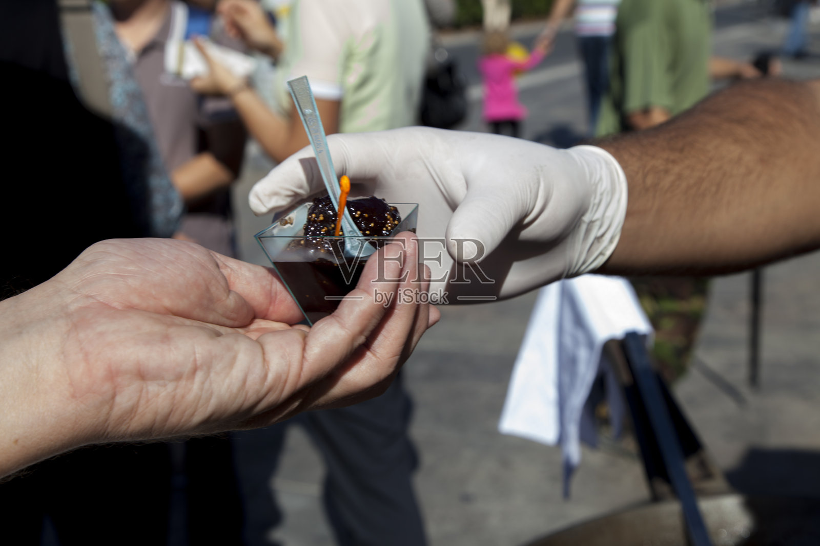 用红酒煮过的新鲜无花果照片摄影图片