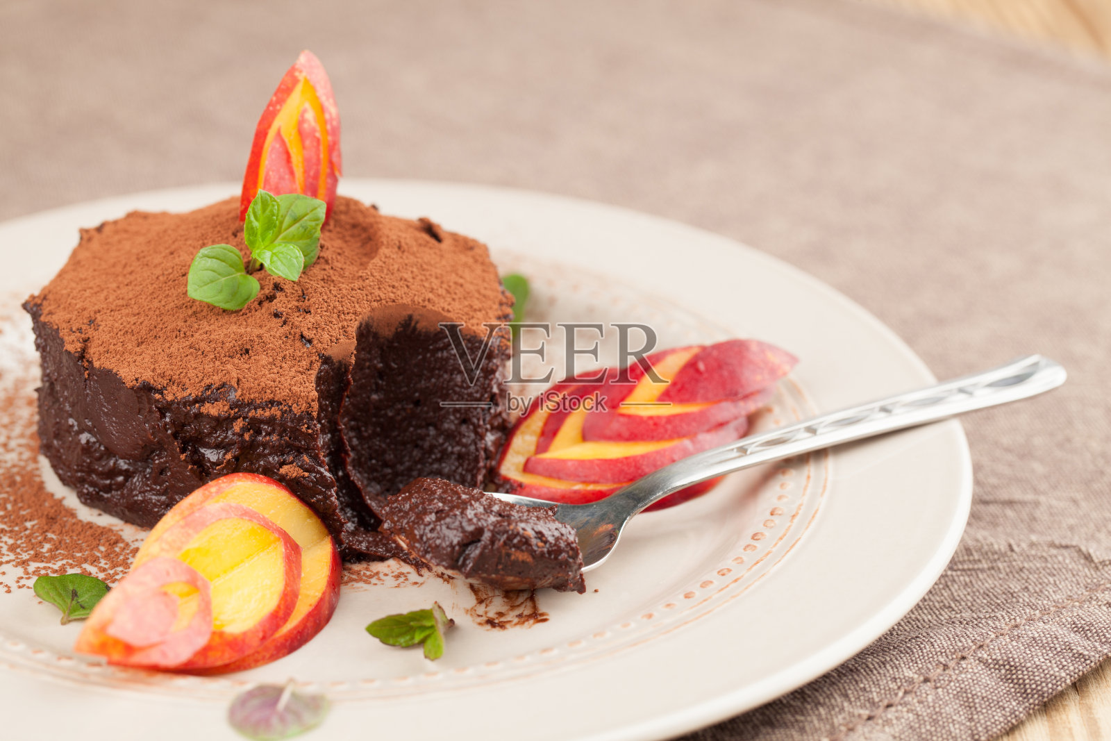 生素食牛油果巧克力慕斯与油桃照片摄影图片