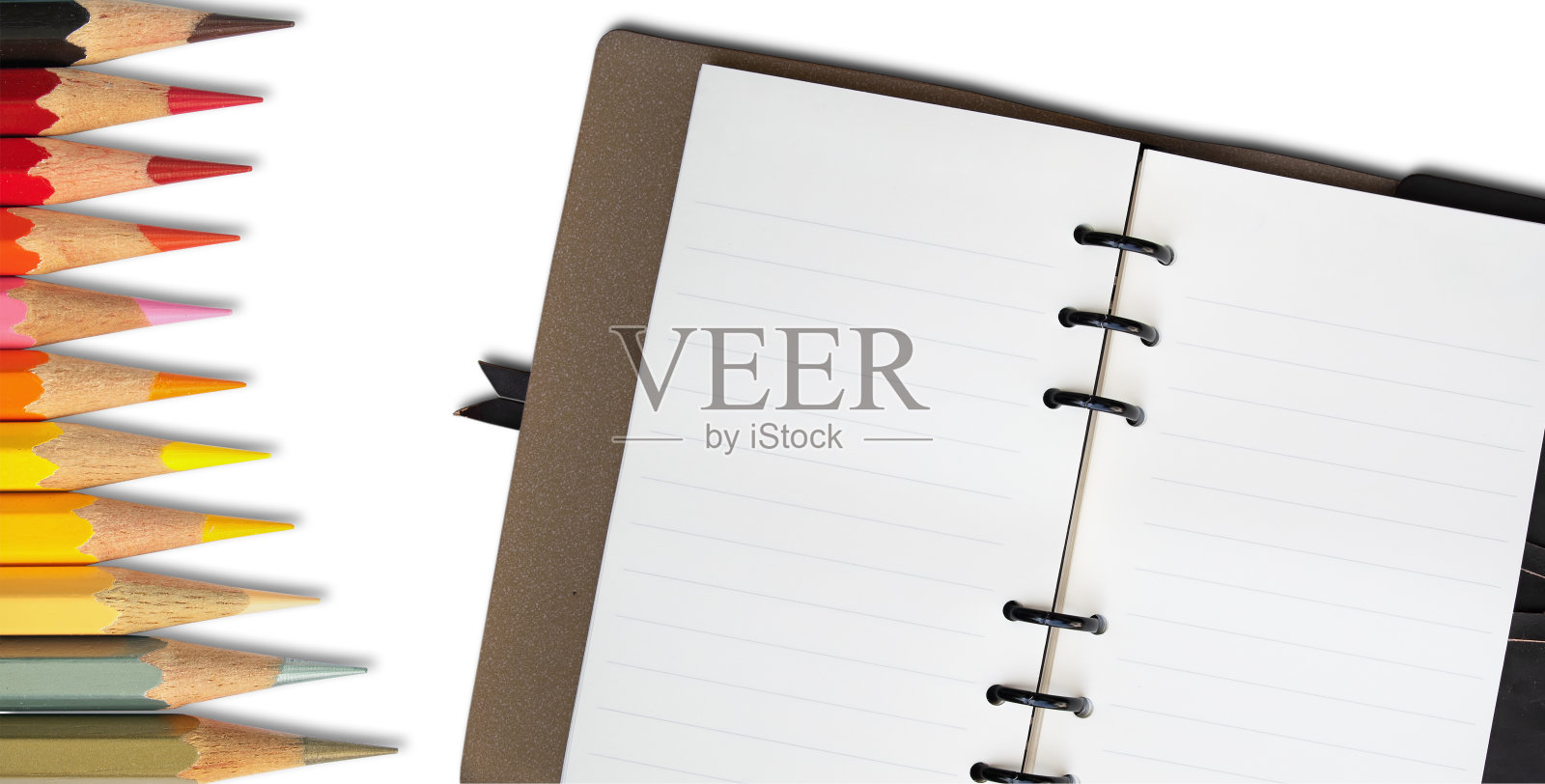 空白打开笔记本和热色调彩色铅笔照片摄影图片