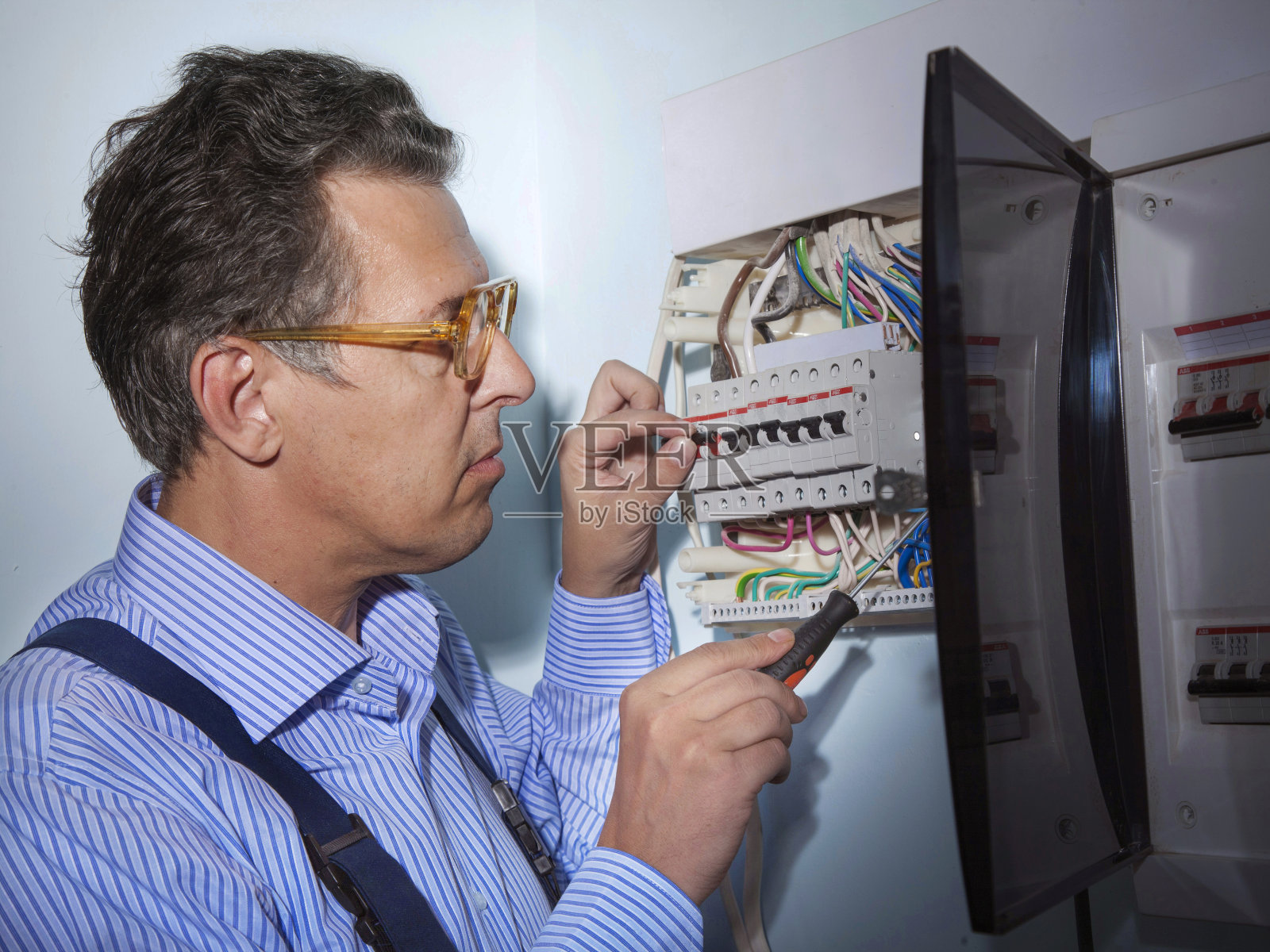 电工在工作照片摄影图片