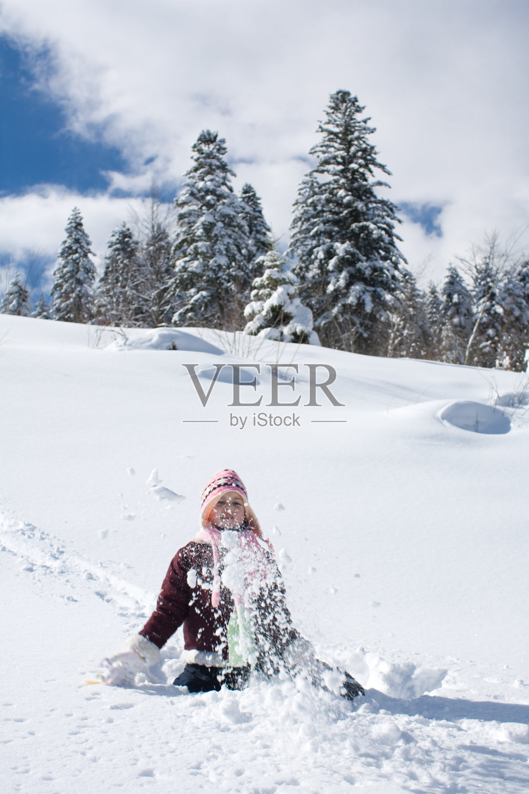 小女孩在雪地上玩耍照片摄影图片