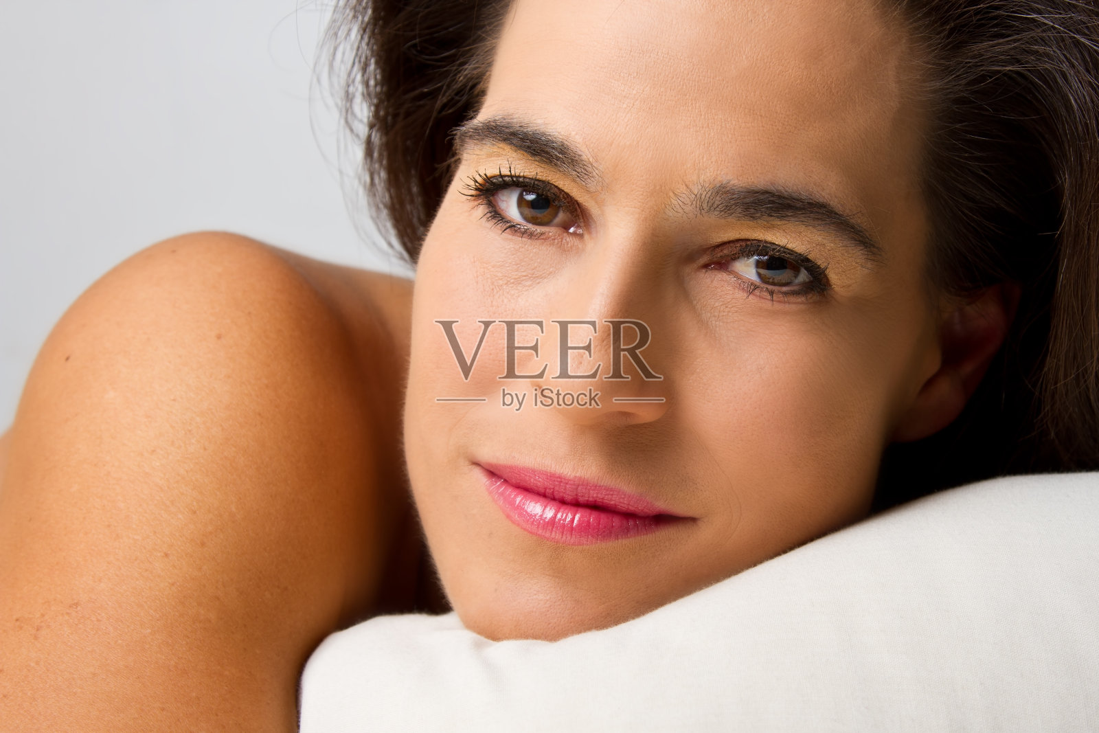 女人在床上的特写照片摄影图片