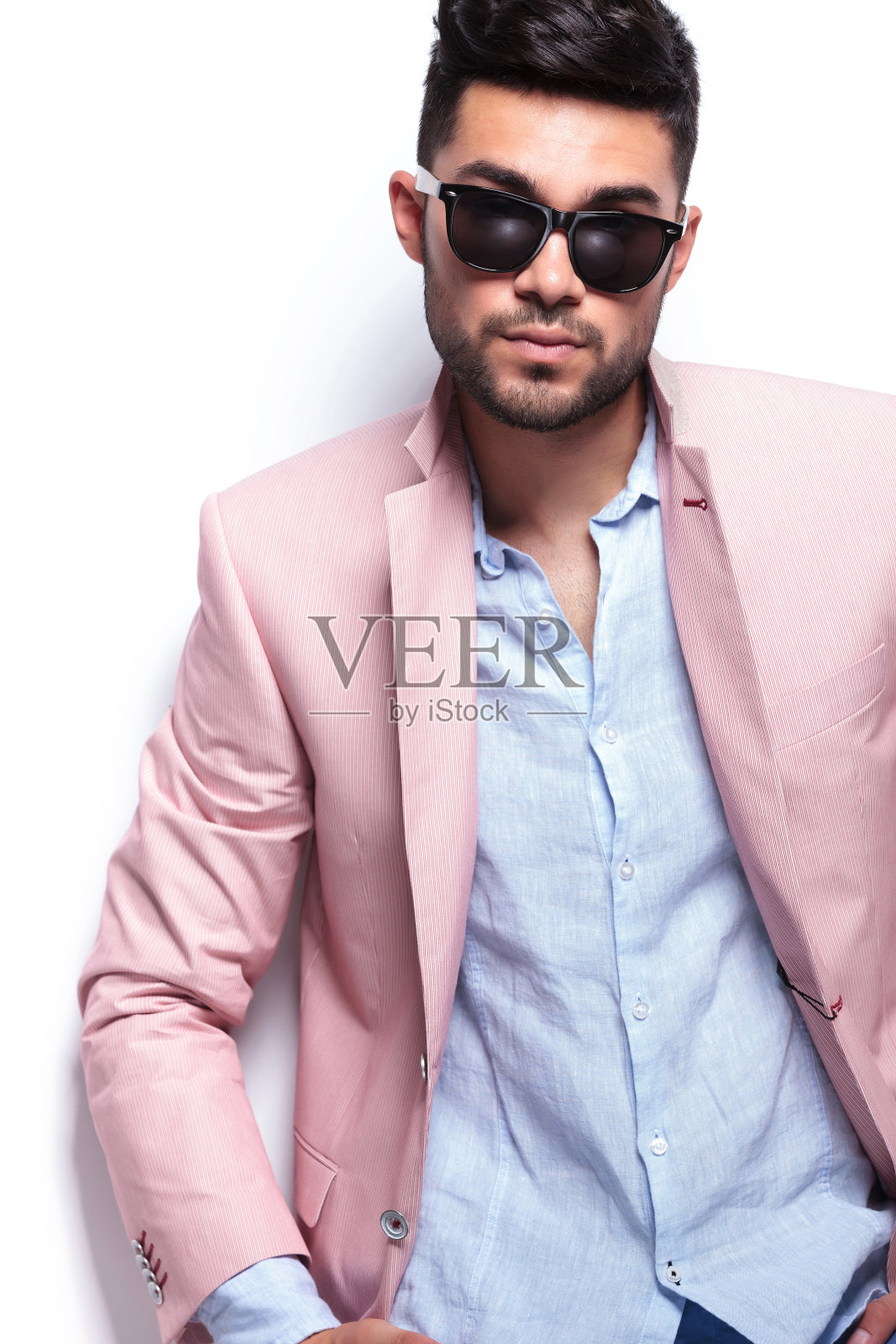 戴墨镜的休闲男人照片摄影图片