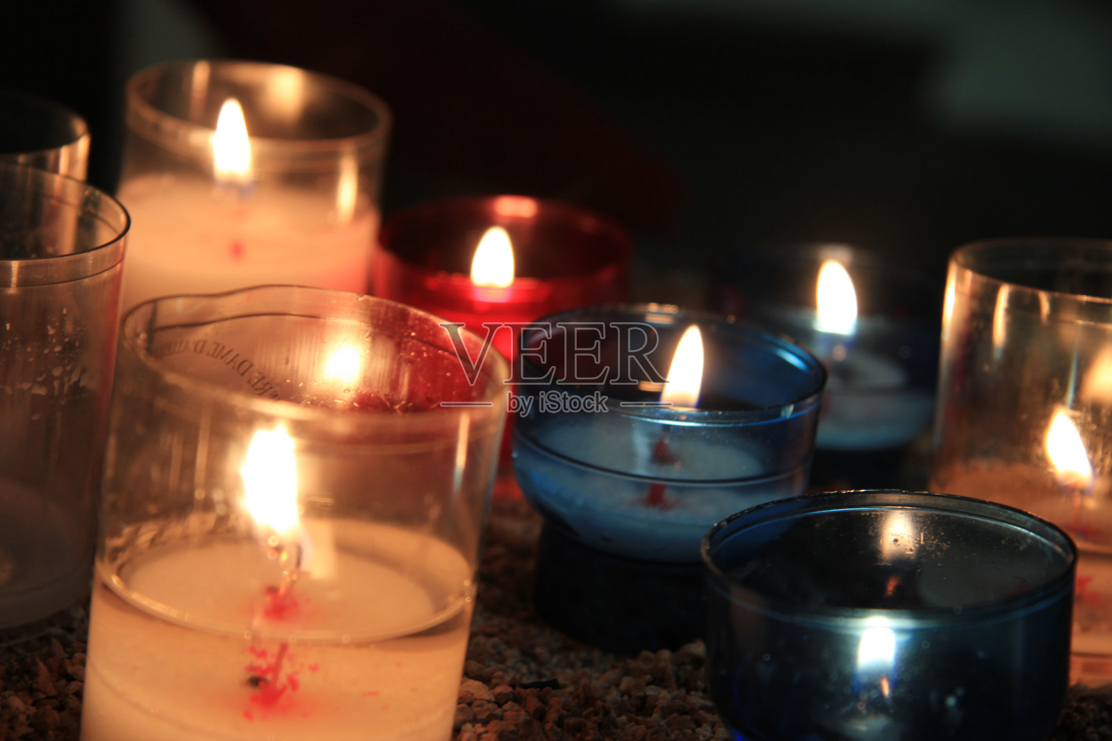 教堂里的祈祷蜡烛照片摄影图片