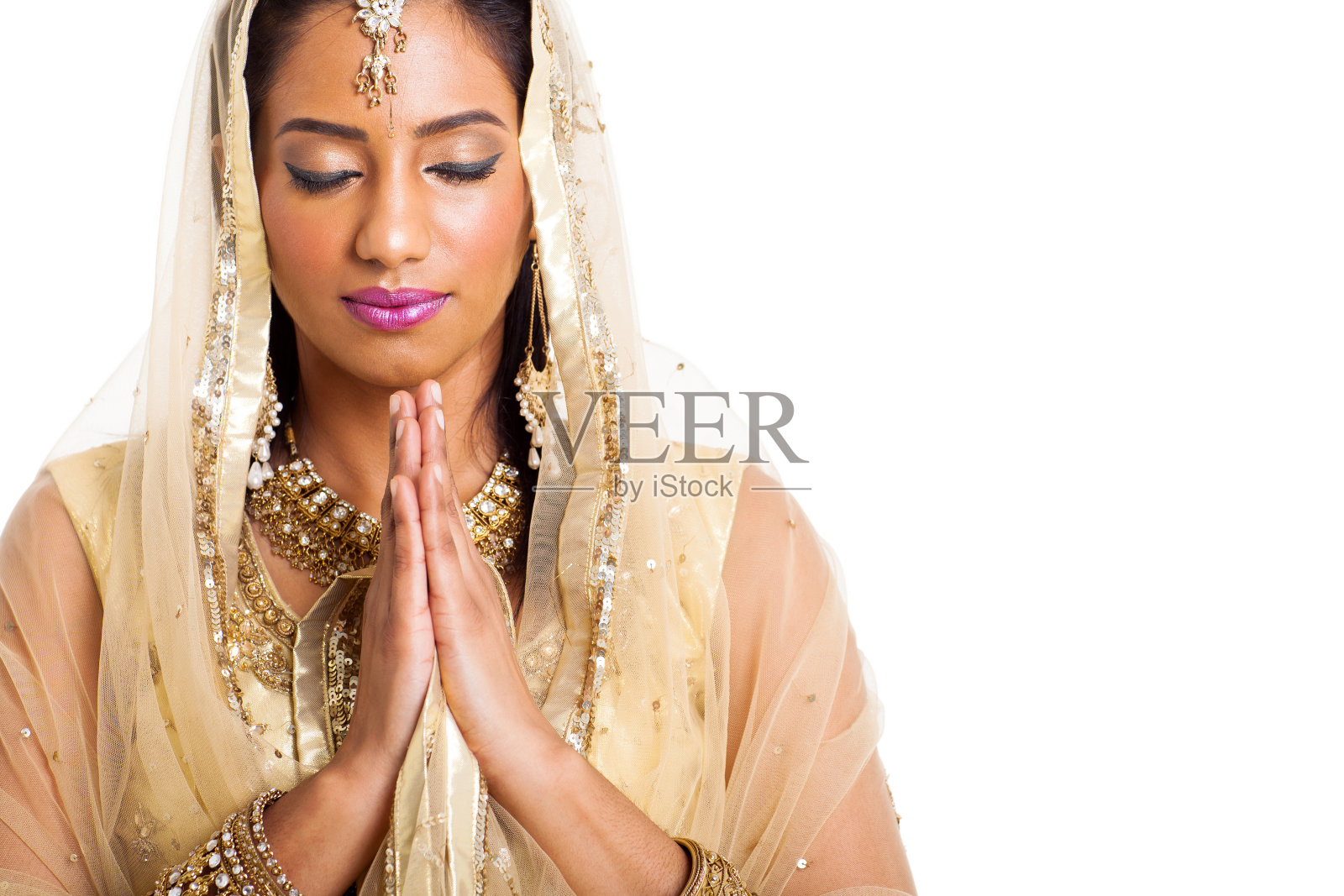 闭着眼睛祈祷的印度妇女照片摄影图片