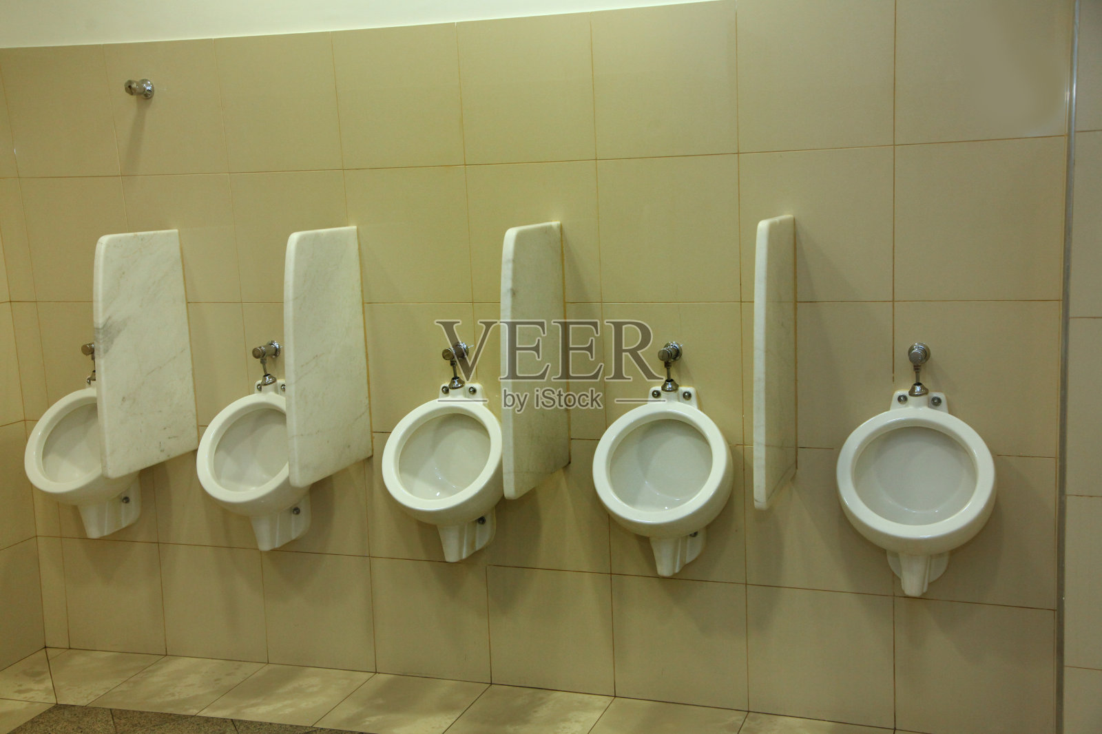 私人浴室的男性照片摄影图片