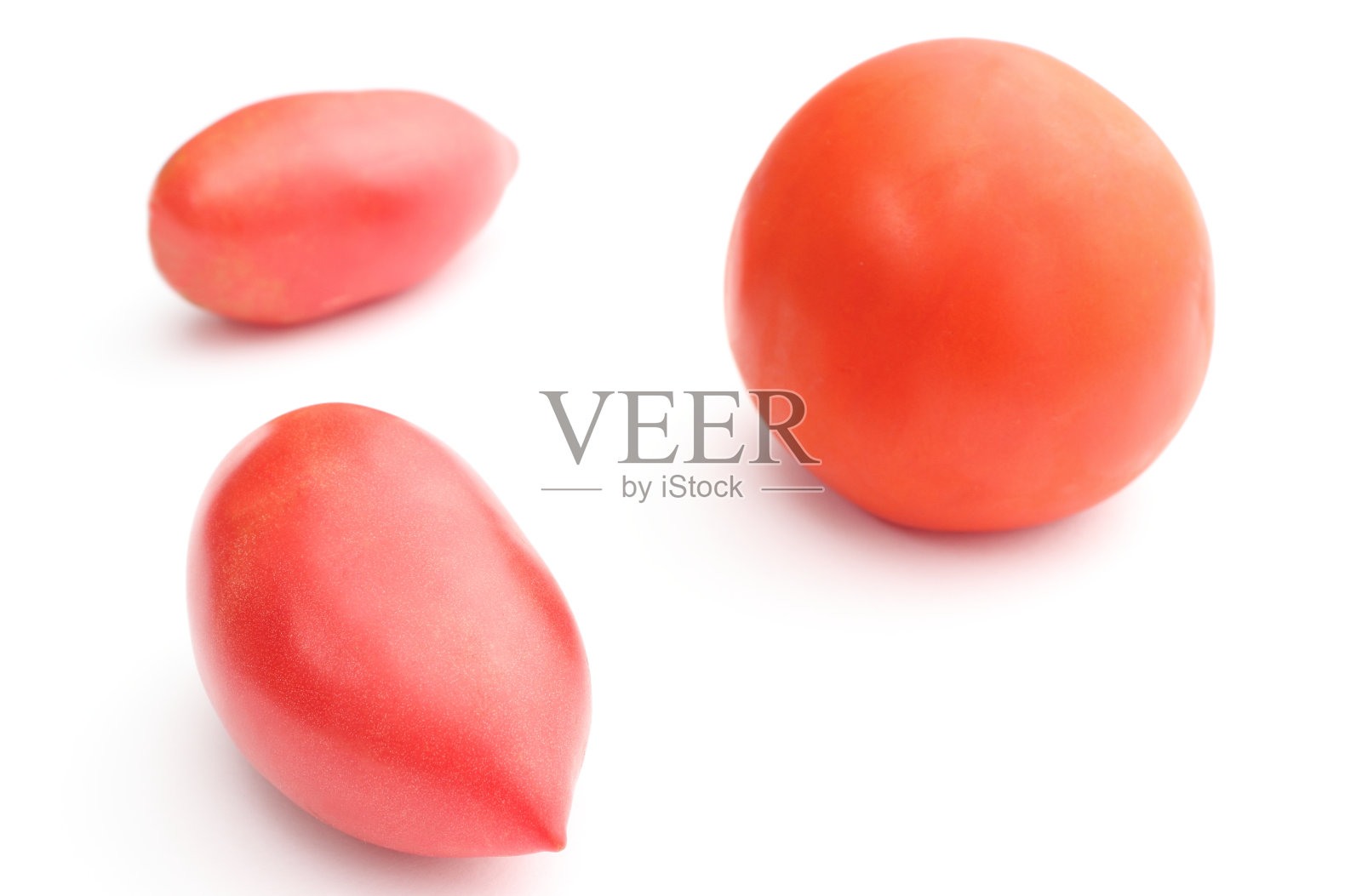 三个新鲜的西红柿在白色背景上照片摄影图片