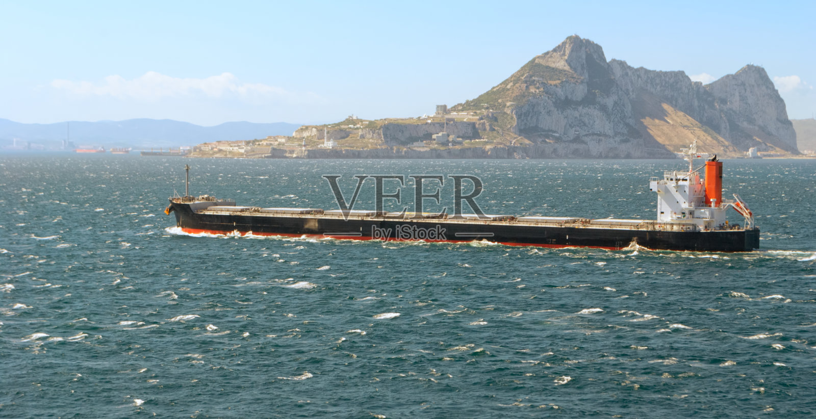 途经直布罗陀的货船照片摄影图片