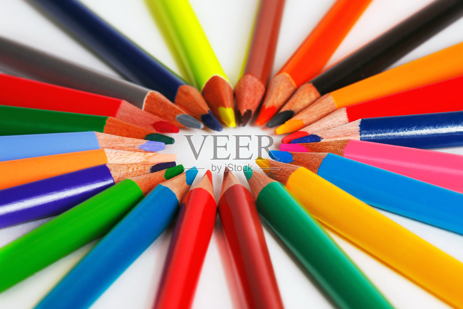 许多彩色铅笔呈圆形照片摄影图片