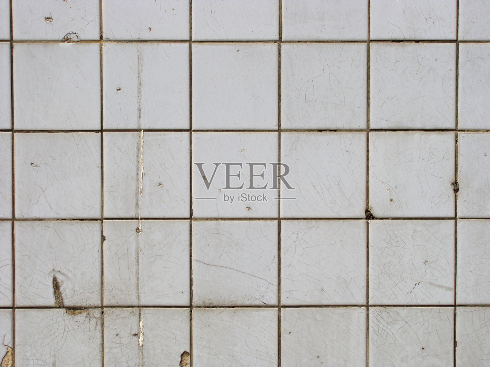 损坏的白色瓷砖墙壁与瓷砖照片摄影图片