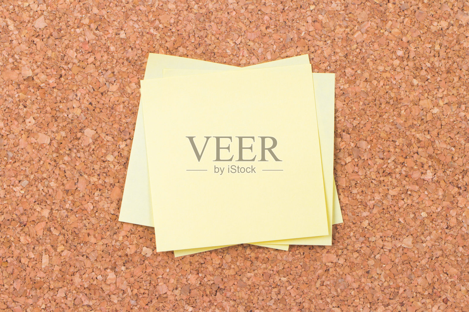 软木板上的粘帖照片摄影图片