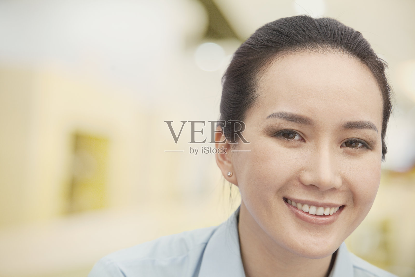 特写微笑的年轻女子，肖像照片摄影图片