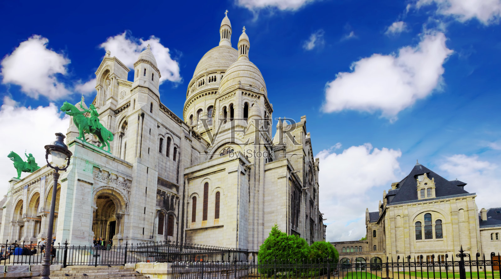 位于巴黎蒙马特的圣心大教堂照片摄影图片