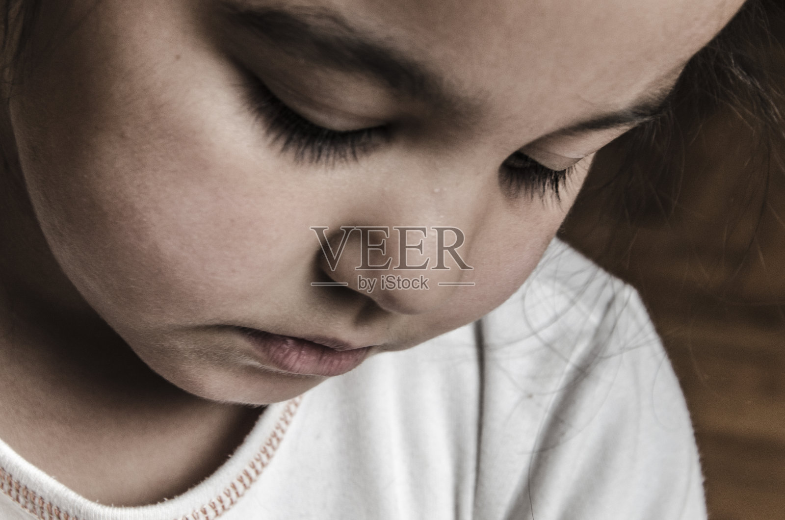 小女孩向下看照片摄影图片