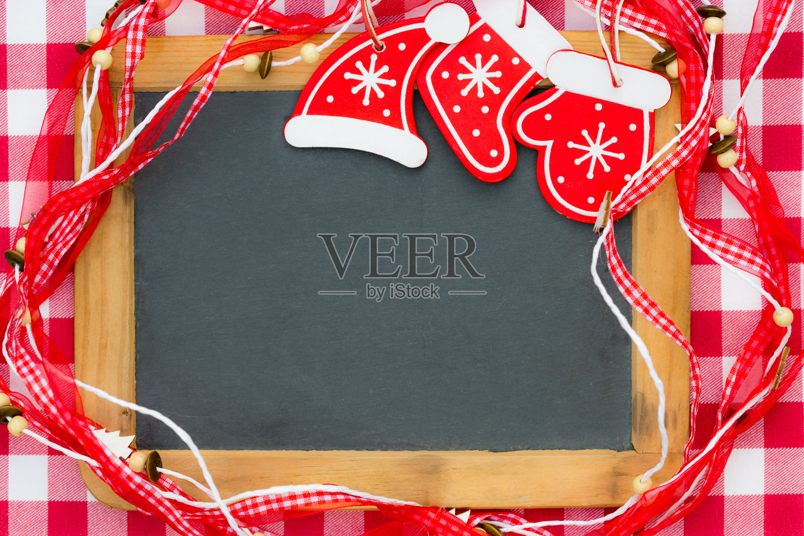 黑板空白框在红色圣诞装饰照片摄影图片