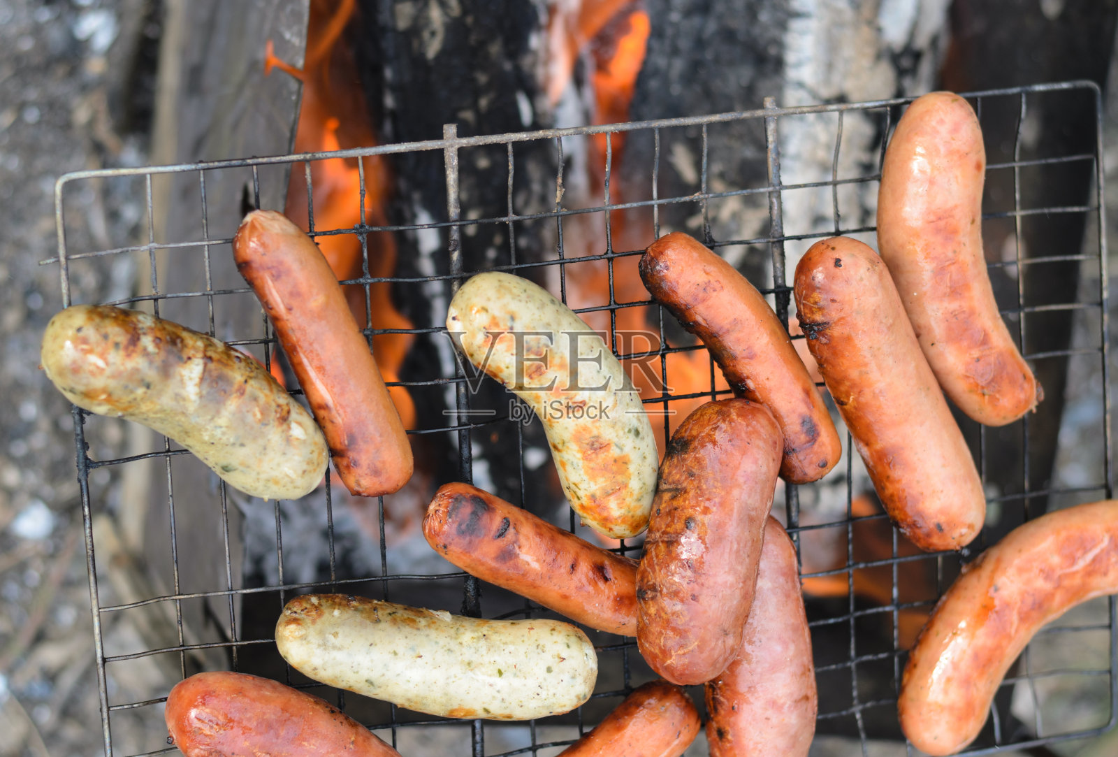 在便携式烧烤上烤香肠照片摄影图片